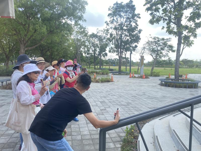 老師向學員示範如何運用周邊景物來創造畫面的延伸感