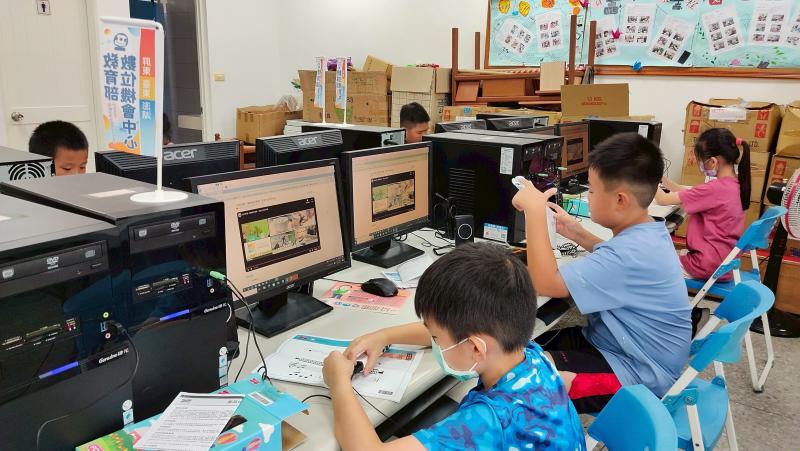 小朋友不知道要畫什麼，老師就拿出說明示範圖，讓小朋友們跟著畫，把2D的圖案，慢慢的畫，慢慢的疊起來，變成立體的小船,小眼鏡。