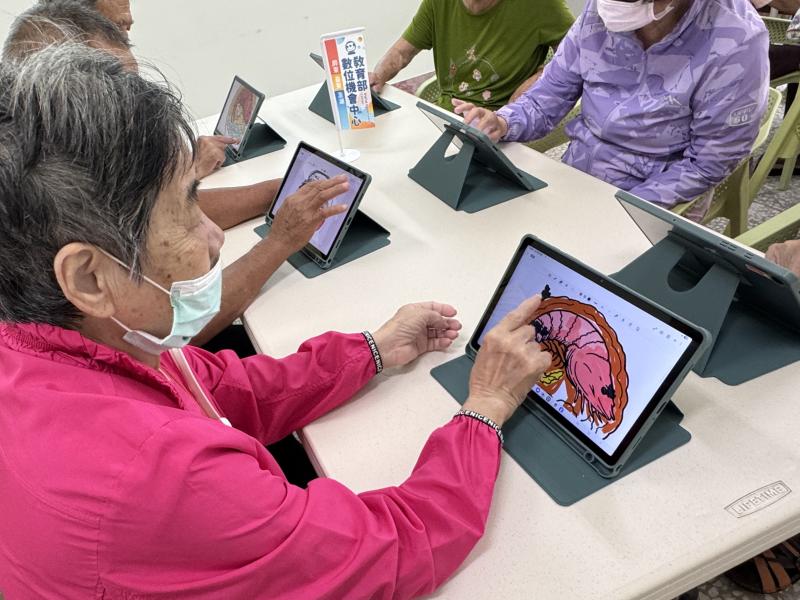 阿嬤彩繪澎湖炸粿，金黃酥脆、海味滿滿，邊畫邊討論口味超熱鬧！