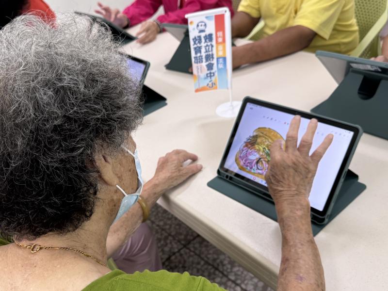 阿嬤專注上色外垵刈包，酸菜、花生粉一層層疊上去，看得大家直喊好餓！