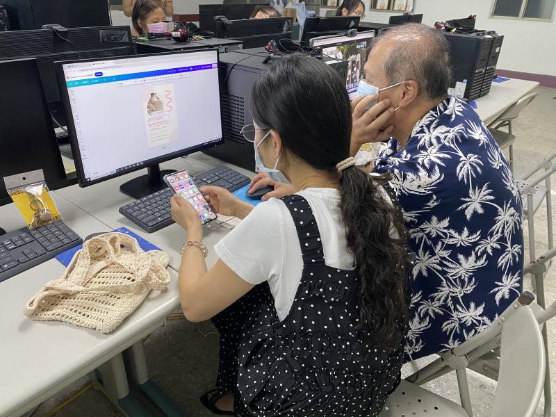 排版canva工具製作商品海報，文字與版面設計強化行銷效果。