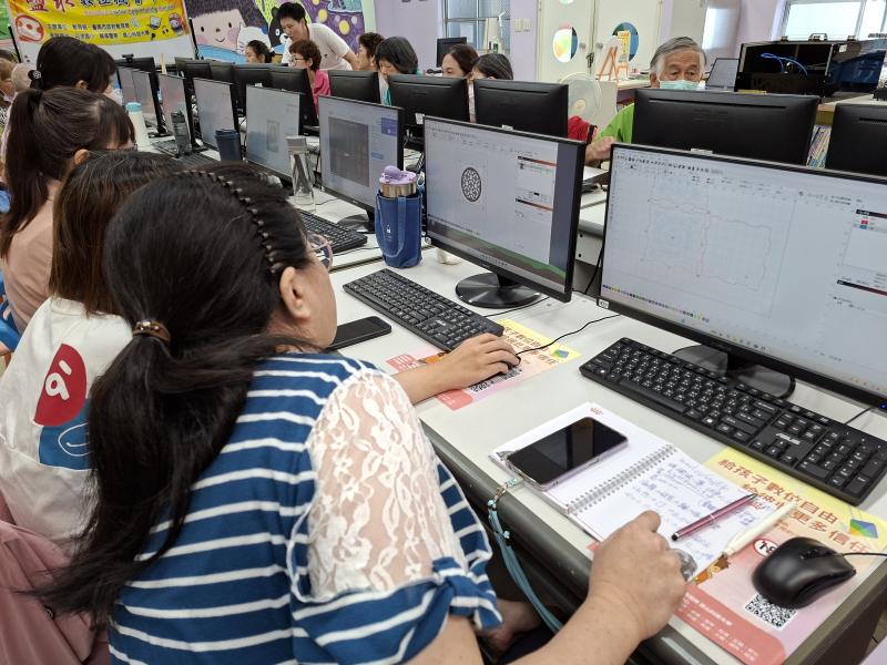 學員們每個人設計的窗花圖案都不相同，還能相互觀摩學習呢!