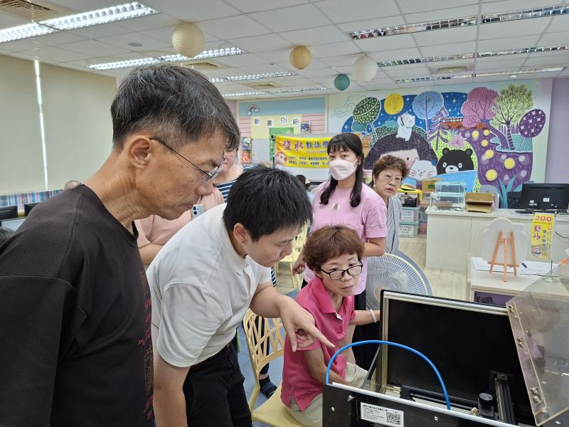 學員們練習操作雷雕機，將窗花圖案雷雕在(植纖板)上