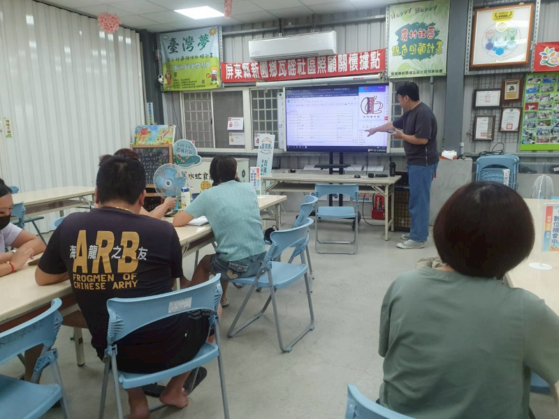 講師讓學員們在課程中填上自己想做的LOGO風格