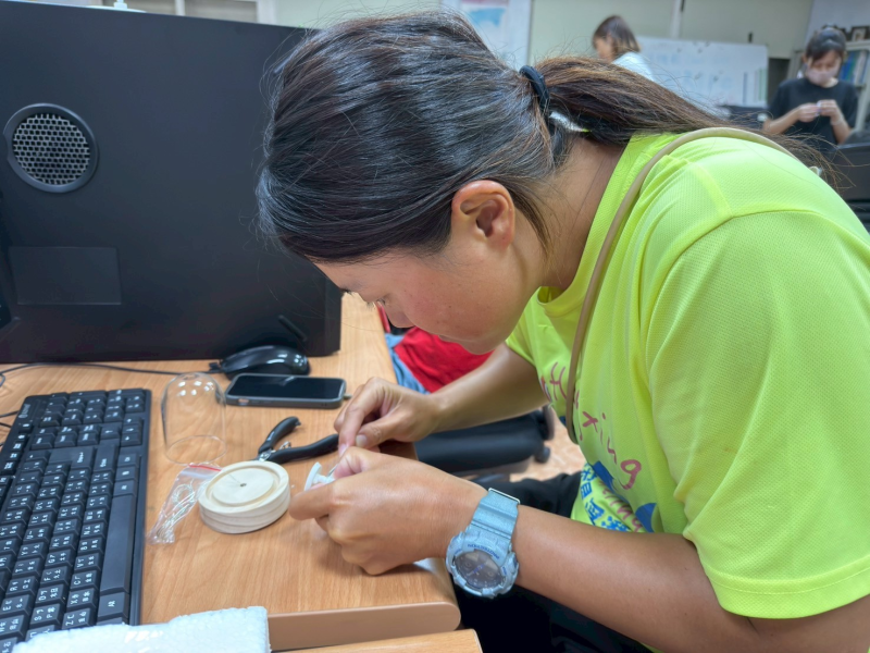 學員在列印完成後，處理後續修剪與打磨的動作。