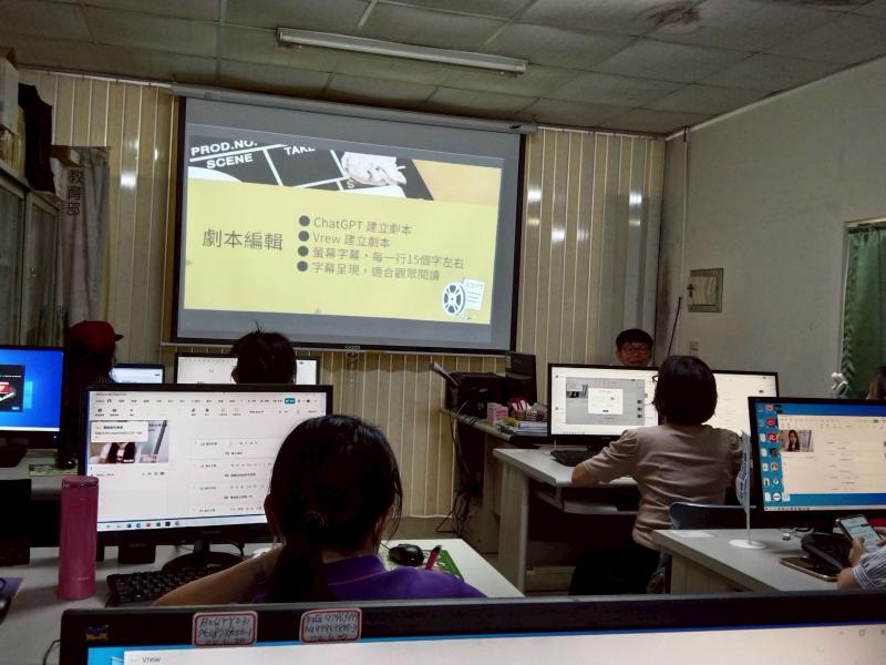 老師介紹可運用的軟體編寫影片劇本