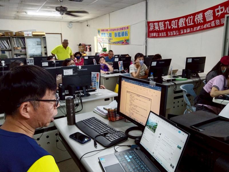 老師指導學員如何運用ChatGPT 編寫劇本