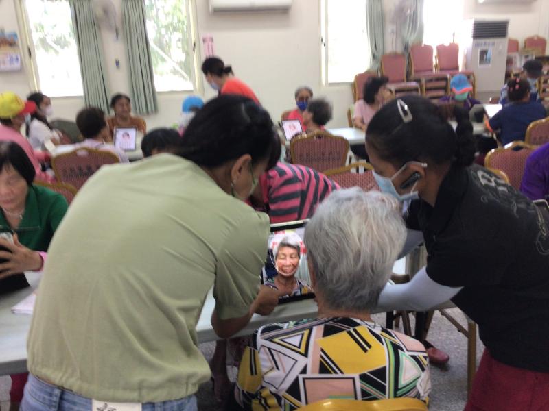 新住民(照顧長者幫傭)陪伴長者上課並協助指導長者操作與學習