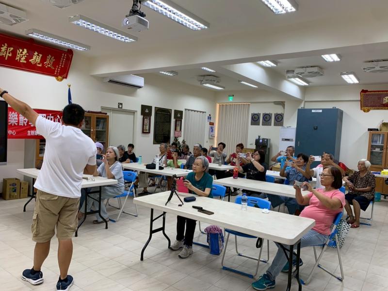 老師講解拍照手勢