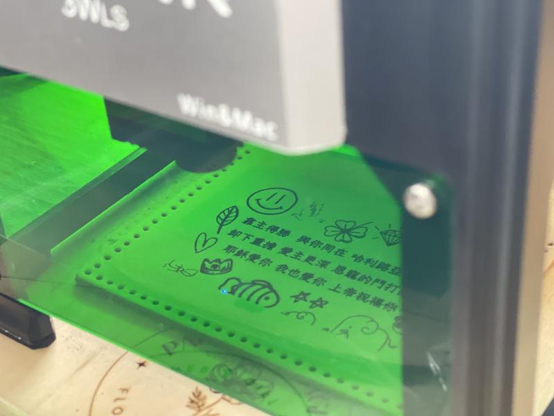 完成設計後，學員實際操作雷雕機，調整雕刻範圍並完成圖案雷雕，再進行皮革縫製，將設計化為獨一無二的識別證套，展現數位與工藝的結合。