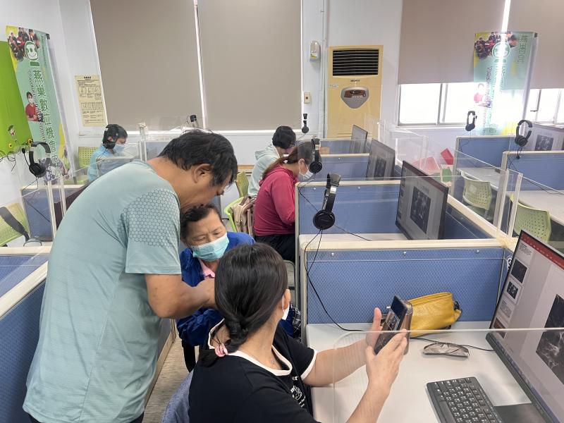 師生共學,老師也很有耐心的解說:​​​​​​​場景主題調性與色彩協調,曝光控制,後製調整