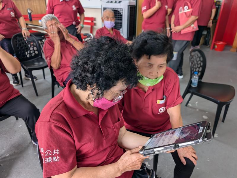 學員們再用youtube觀看影片