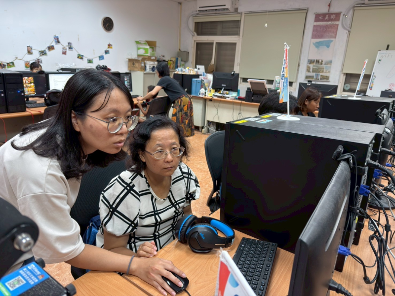 學員自行發想有關七美的歌詞，且積極學習如何操作。