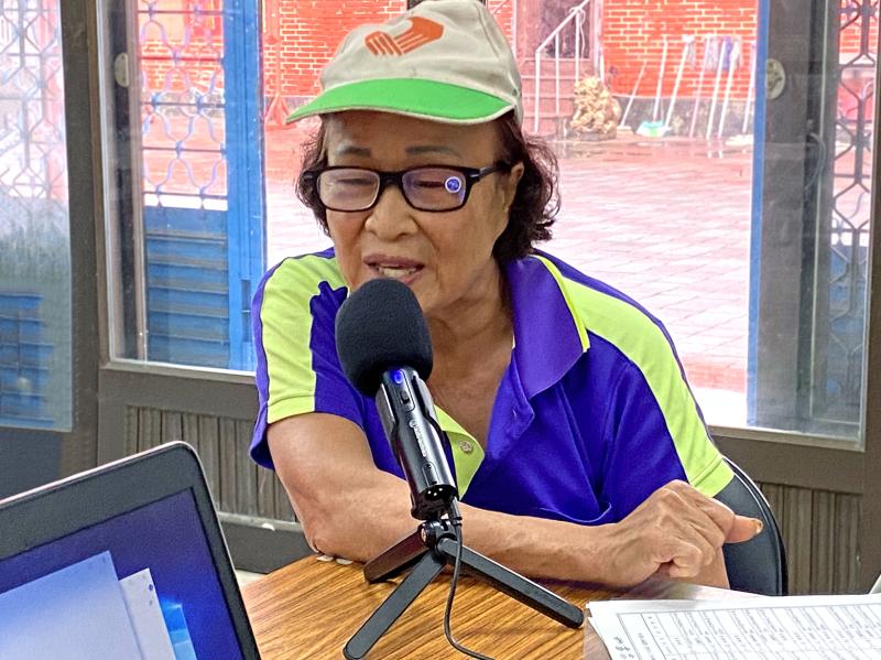 來賓專注地對著收音麥克風，分享長治輪水番故事，及自身的水資源經驗