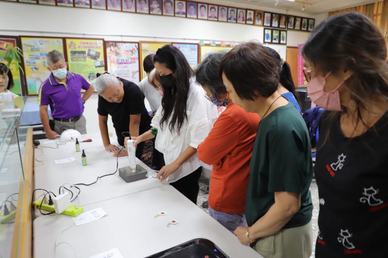 講師示範如何使用熱風槍