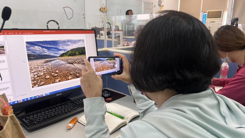 學員拿起手機，認真記錄課堂上老師講解的每一個重點