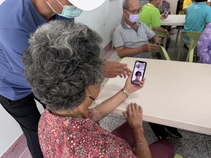 進入實作時間更熱鬧！長輩們互相加好友、傳貼圖，還挑戰視訊通話。