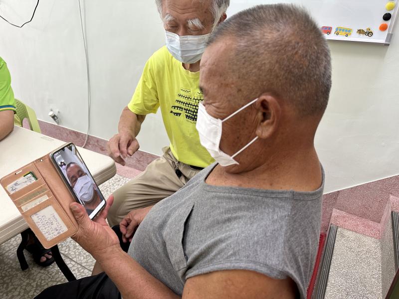 「原來 LINE 視訊跟通話一樣簡單！」不只學會操作，更讓大家和家人朋友、孫子、孫女等的距離更近了。