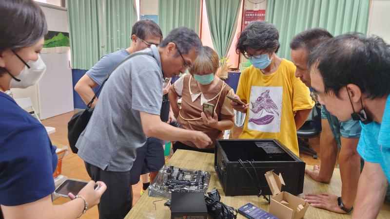 講師講解CPU及記憶體的安裝方式