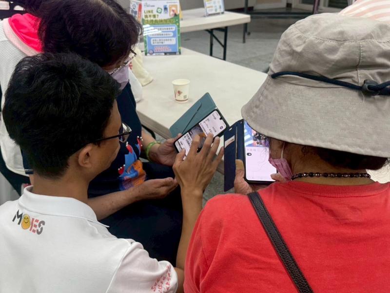 學員認真聆聽依老師說明流程操作練習~操作過程隨時可以請老師指導