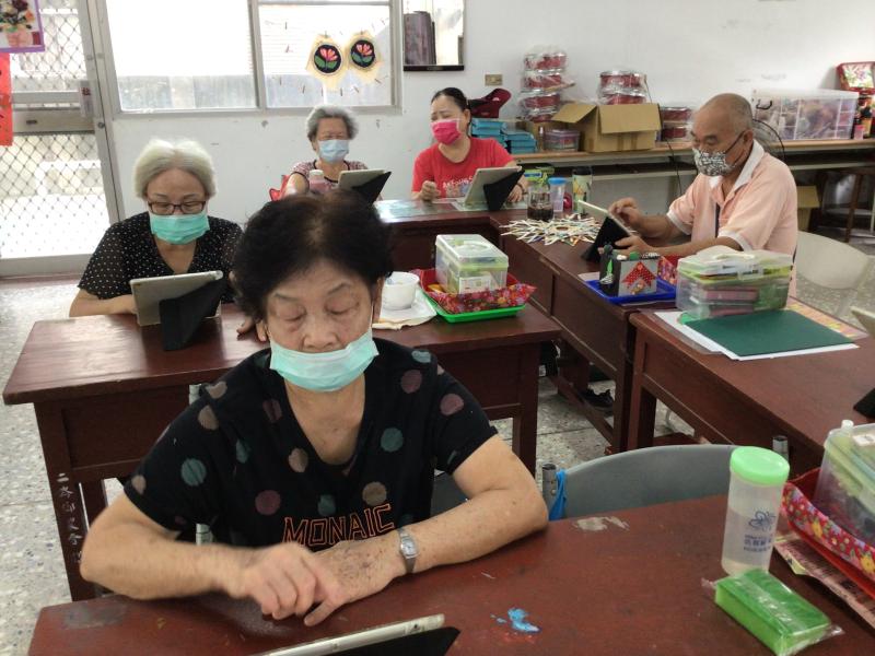 長者觀賞宣導影片畫面