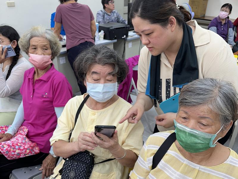 指導學員操作手機