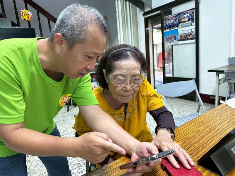 手機使用問題解決及教授使用方法，與平板電腦一樣。
