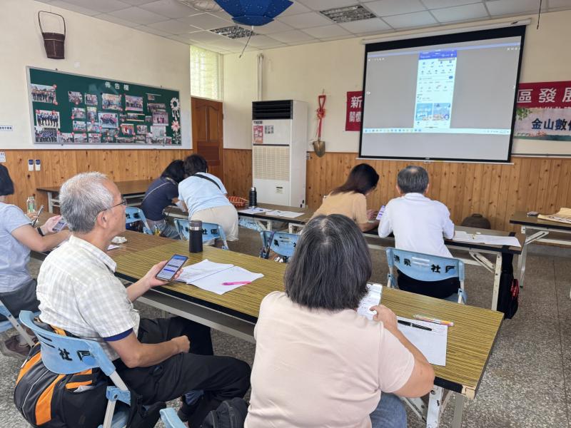 老師教導學員應用app訂機票及住宿