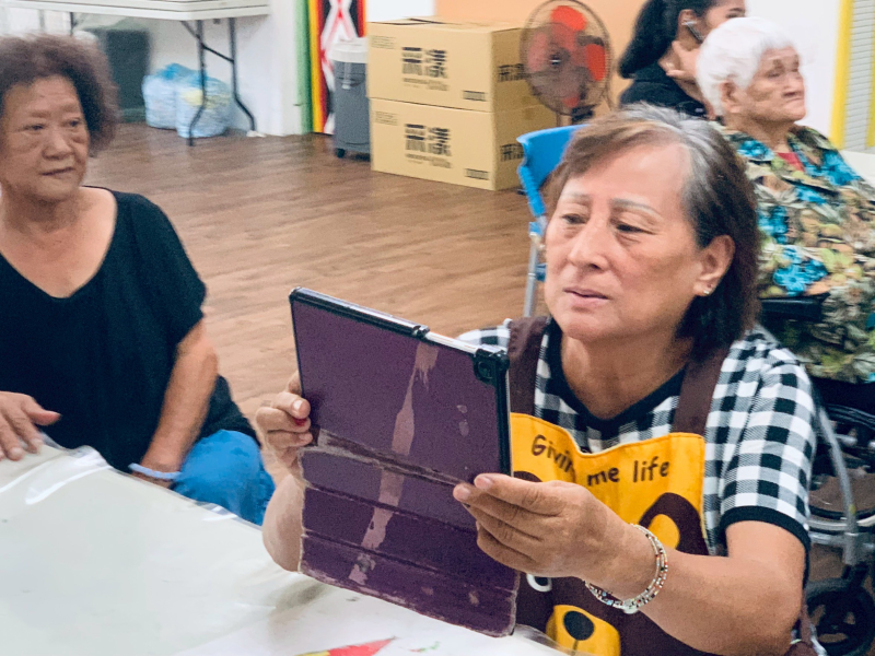 課堂上充滿笑聲與驚呼聲，有的長輩驚喜發現自己能完成轉場效果，有的長輩第一次幫同伴「導戲」