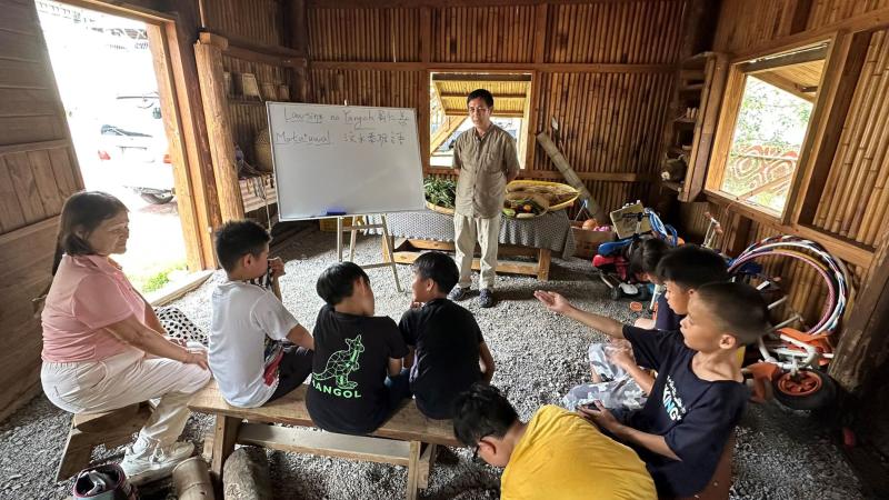 在直播中老師會透過認識部落在地的農作物.遊戲、簡單的問答，甚至搭配歌曲，來引導大家認識泰雅汶水語的詞彙與句型。這樣的學習氛圍不僅降低了孩子們的陌生感，也提升了學習的興趣。