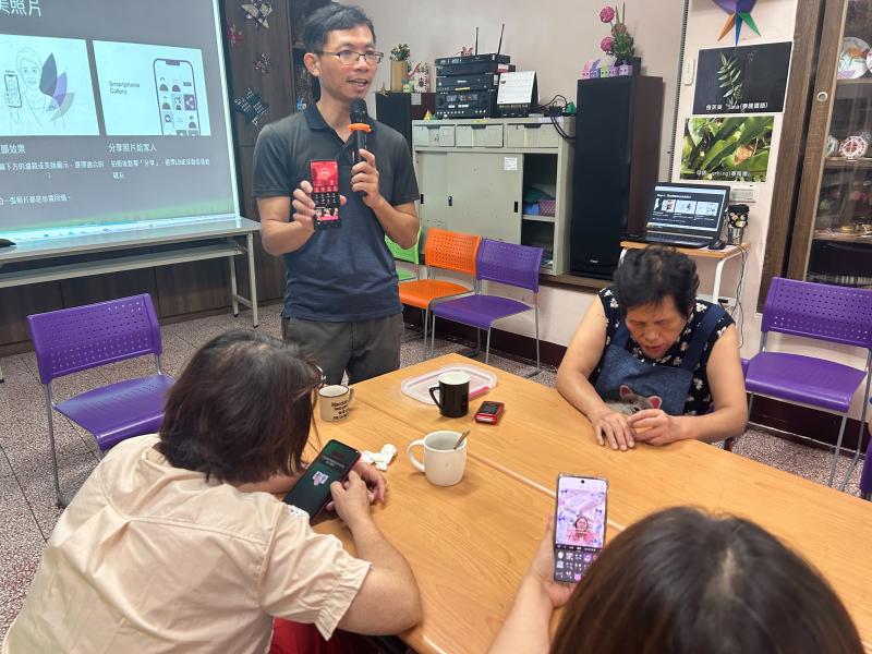 長輩們最喜歡的一點是，AI 能回答各種生活問題，例如「怎麼煮竹筍湯？」、「明天苗栗天氣如何？」甚至「附近哪裡有看醫生的地方？」這些實際的功能，讓科技變得更貼近日常