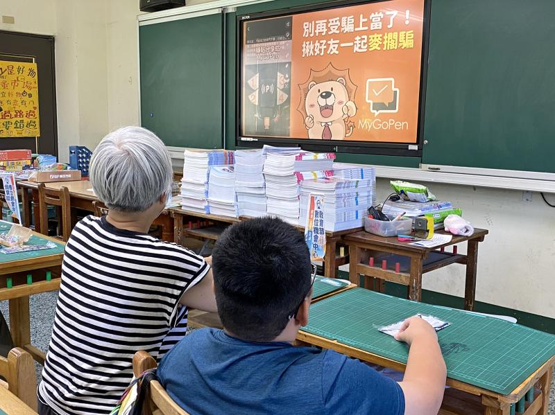 學員們學習運用通訊軟體的假訊息辨識官方帳號功能，培養辨識與過濾假訊息的能力