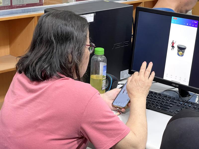 學員利用手機練習影像去背與合成，創作出充滿個人風格、獨一無二的海報作品，展現創意與巧思。