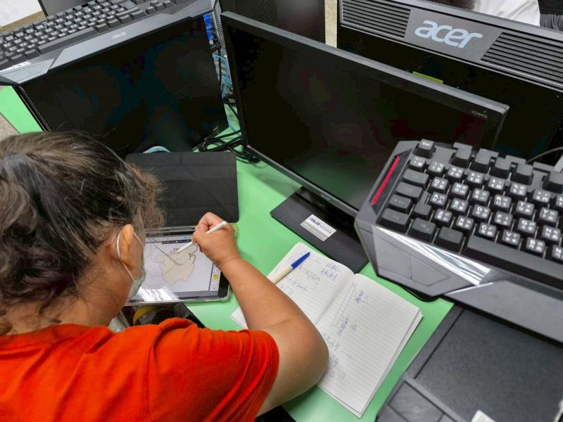 認真上課的學員，筆記不離手，回家練習更熟練