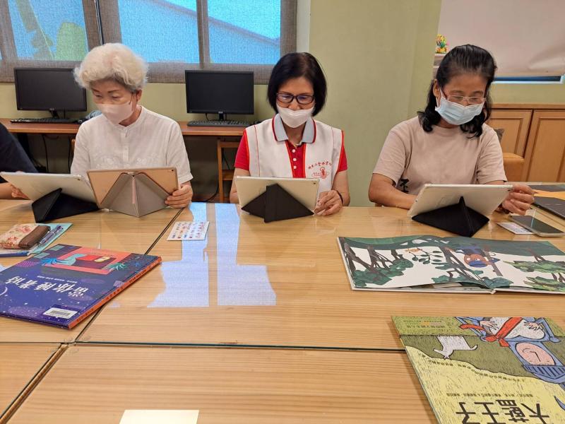 學員們討論故事書