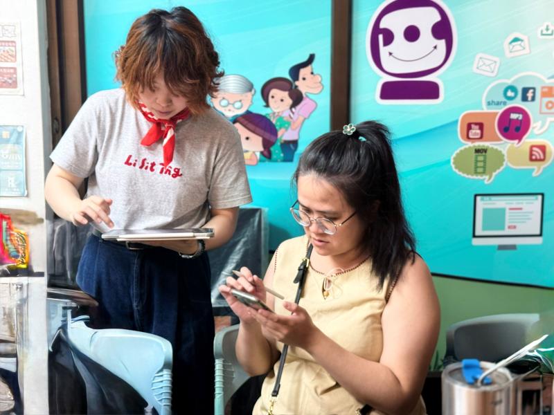 老師一對一與學員互動。