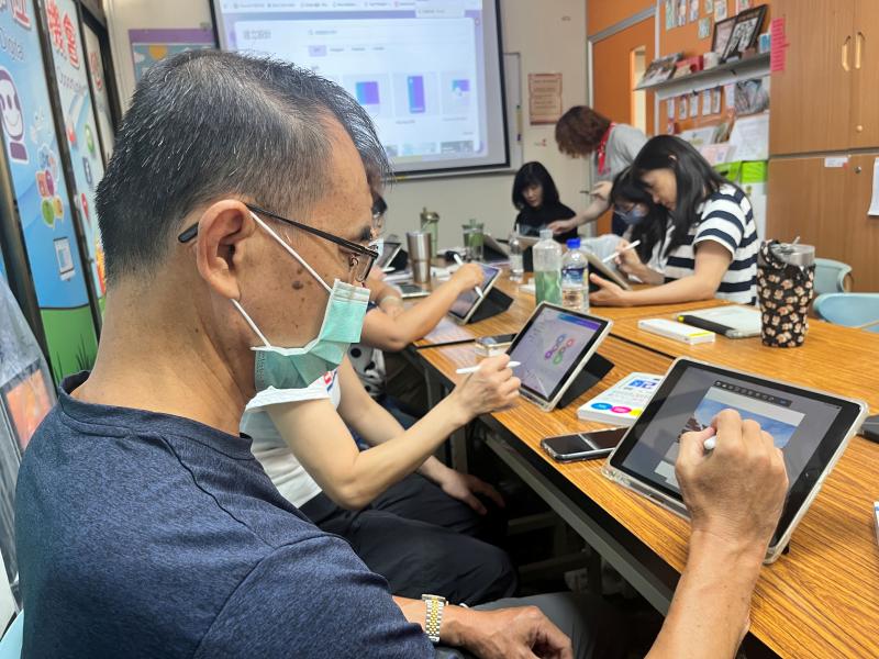 學員利用平板電繪創作繪畫。