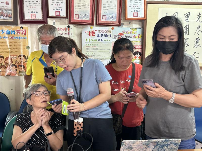 老師協助學員ChatGpt下載及如何快速讀取資料的操作技巧.