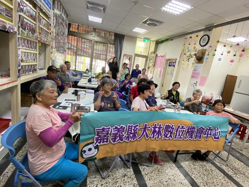 課程結束全體學員與老師一起大合照