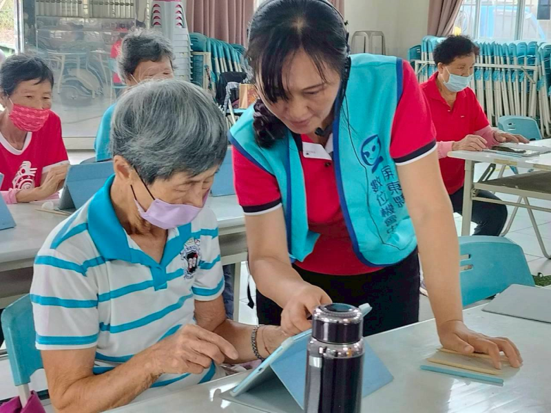 長輩在講師引導下，練習上網搜尋生活資訊，並學會使用 YouTube 找到影片資源