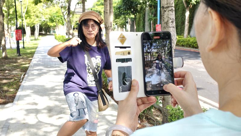 學員至公園拍攝變裝影片，隨後至課堂中練習剪輯。