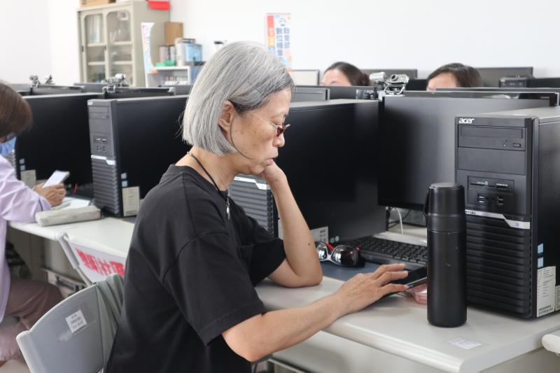 學員練習建立自己的電商平台