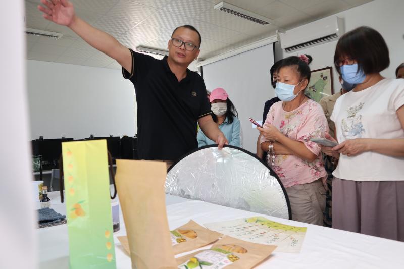 設置簡易攝影棚，讓學員練習拍攝。