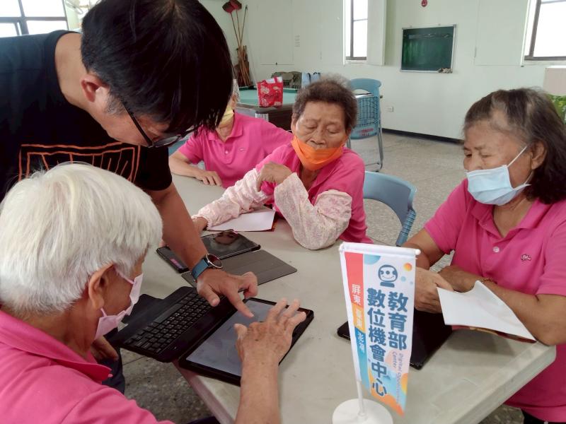 老師指導學員如何開積極搜尋防詐騙影片