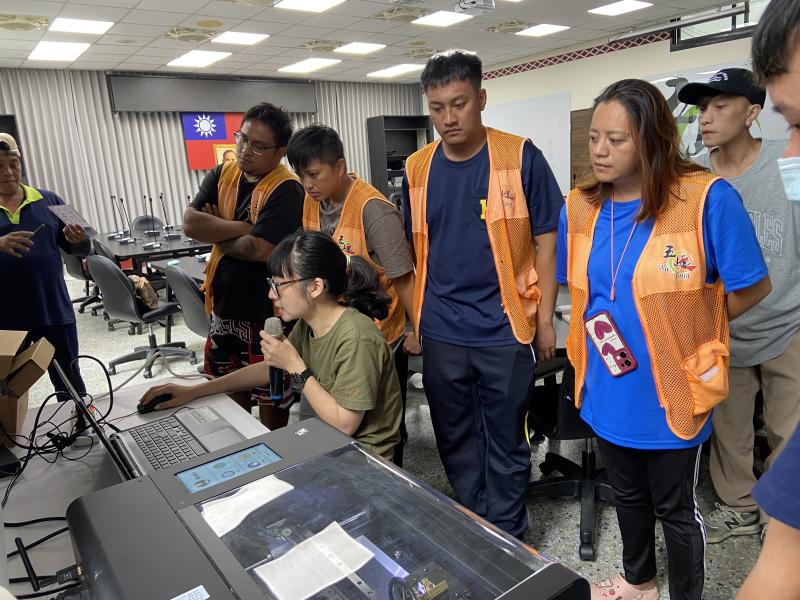 學員學習操作雷雕機