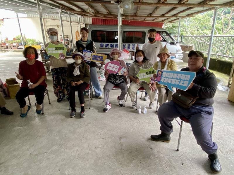 學員與警官一起大合照