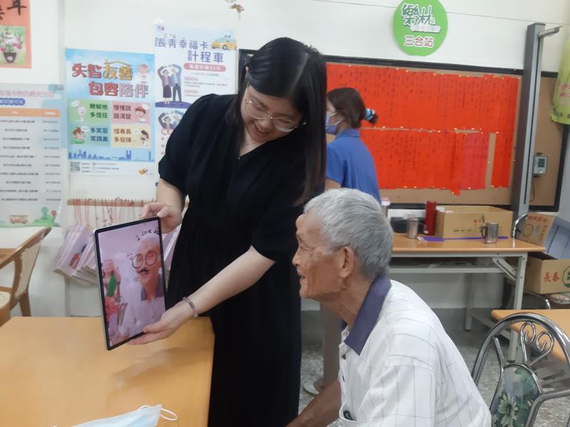 本次課程學員們透過平板操作使用，親身體驗到數位科技帶來的便利與驚喜， 從一開始的陌生到逐漸上手，大家都感受到「科技並不遙遠」，反而是提升生活品質拉、近人際距離的好幫手。