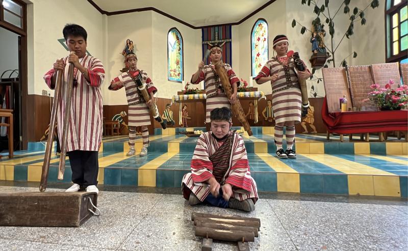 透過所學將泰雅傳統樂器曲目演出給部落族人欣賞，並利用攝錄影機將演出曲目錄製下來，為日後相關課程開課時作為虛擬音樂會的素材使用。