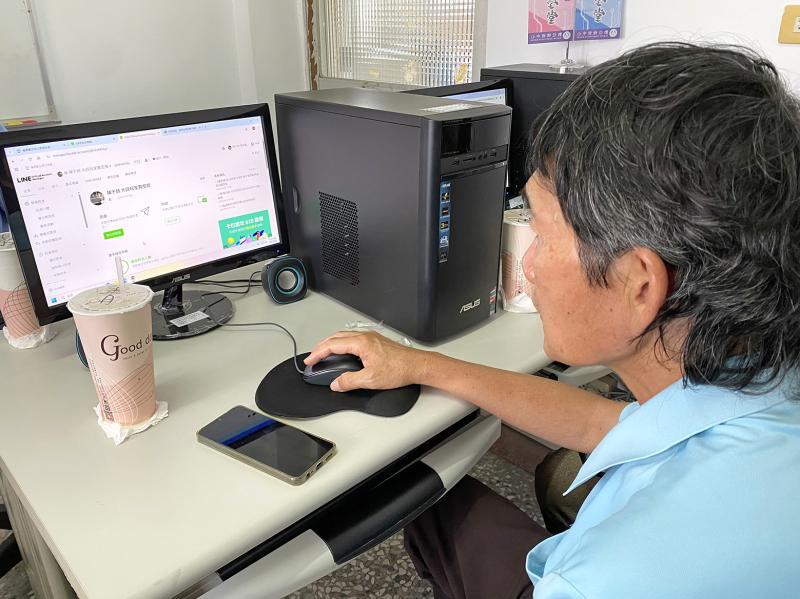 學員使用電腦，設定通訊軟體官方帳號的顯示資料