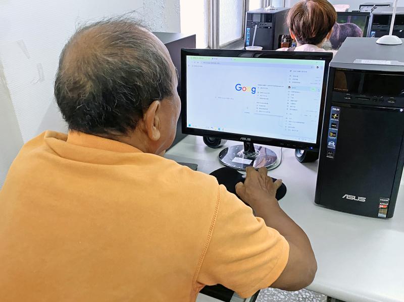 學員認真看著螢幕中講師的示範操作